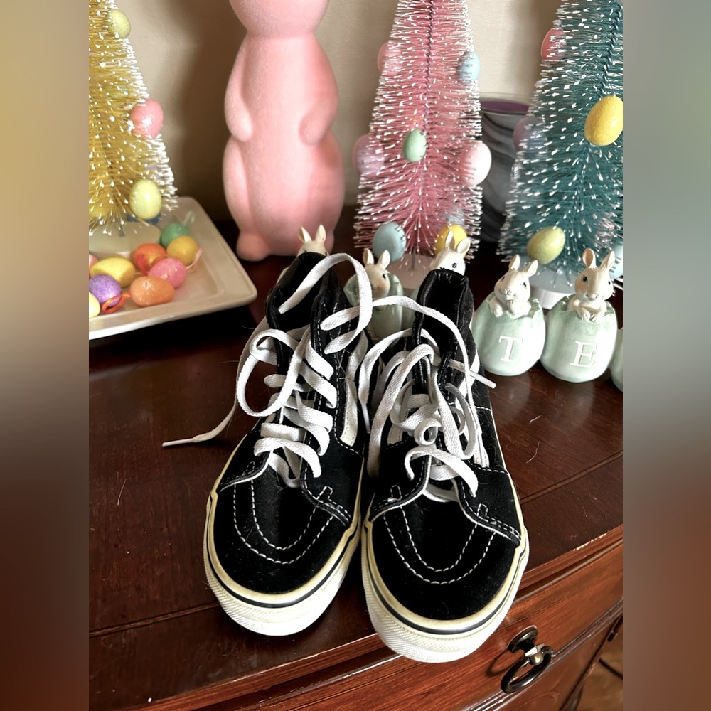 Vans white/black size 1 boy/girl almost new very light use